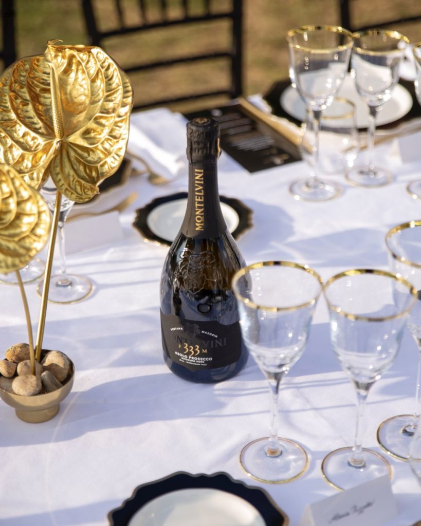 Prosecco con copas en una mesa de boda