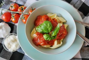 Pasta con tomate y albahaca